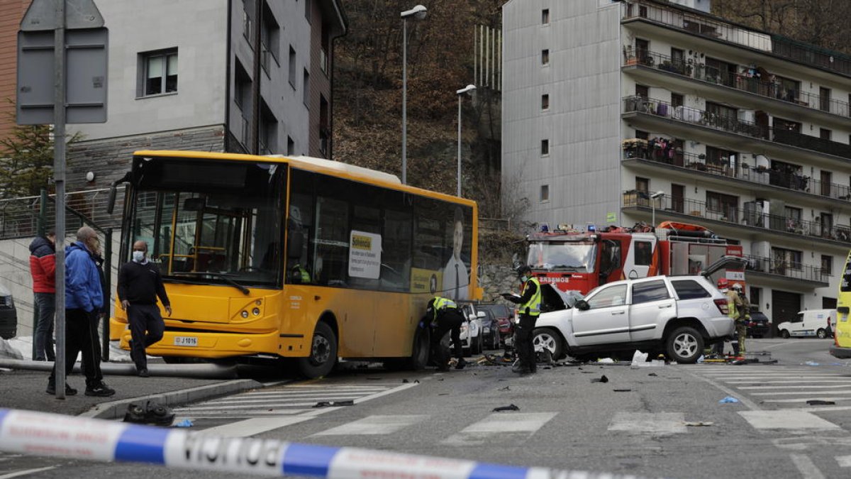 Accident entre un turisme i un bus urbà