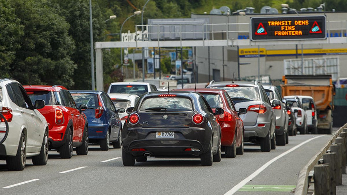 Cues cotxes sortida direcció Espanya cap a la frontera