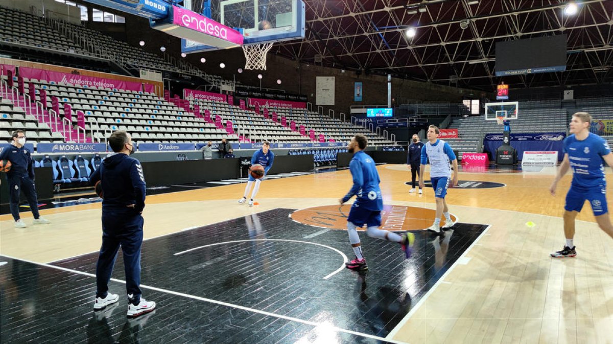 Els jugadors es van exercitar en dos petits grups.