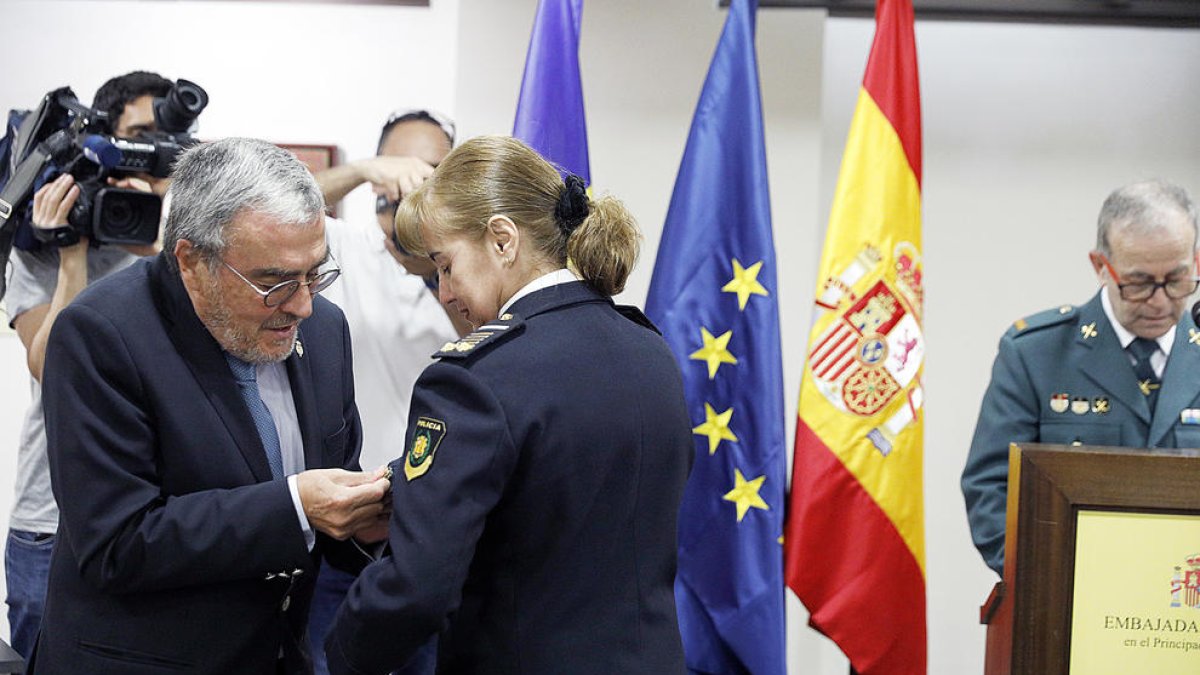 Condecoració a set policies andorrans