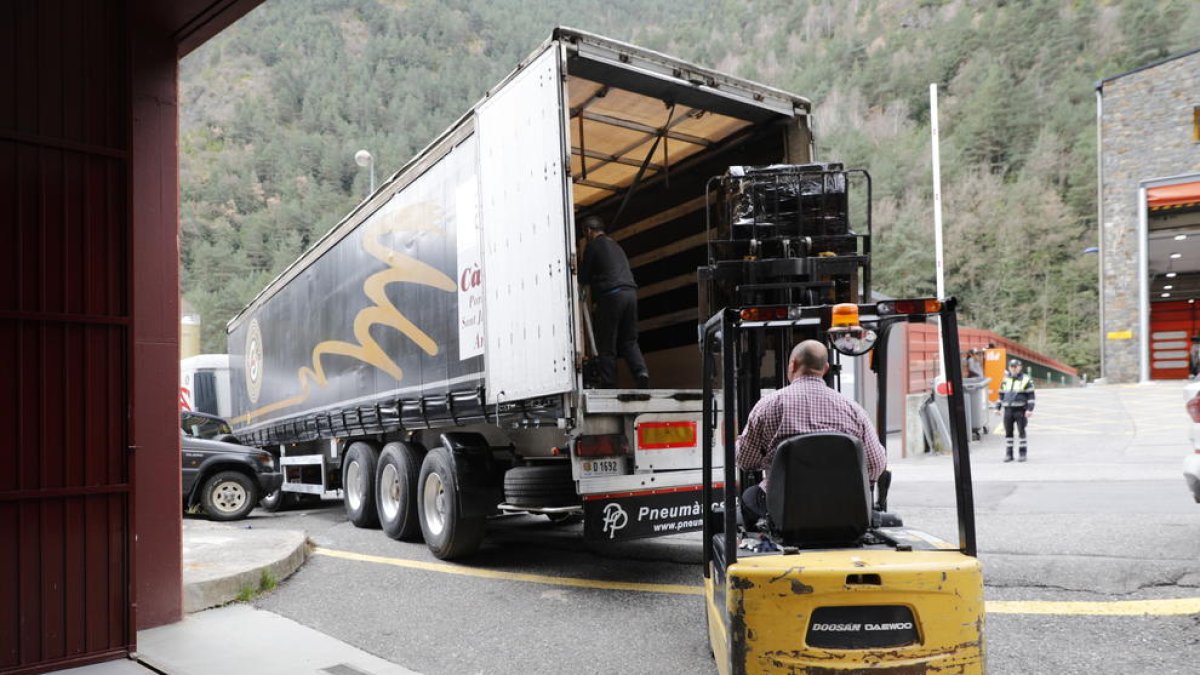 Carregament del tràiler de Càritas Sant Julià