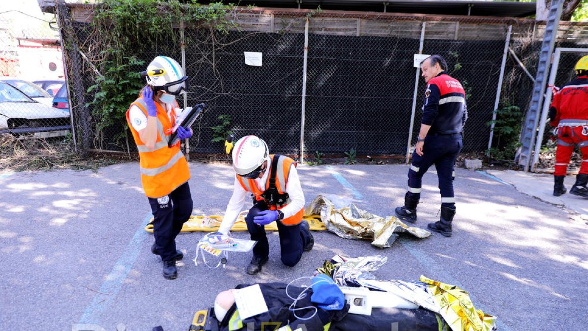 Personal d'emergències mèdiques i bombers treballen en el simulacre avui a Santa Coloma