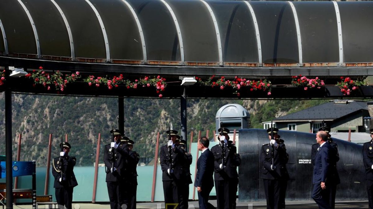 Xavier Espot i Josep Maria Rossell en l'acte d'honor de la policia