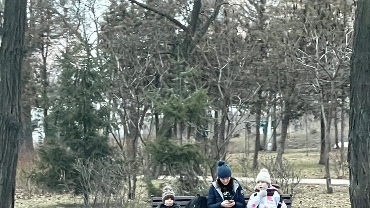 Una família ucraïnesa esperant per sortir de Kiev ahir