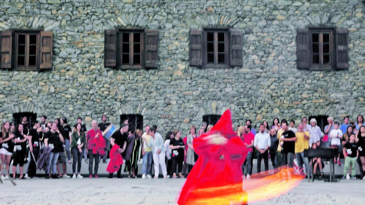 La fallaire major, Rosa Maria Sabaté, a la plaça del Consell General.