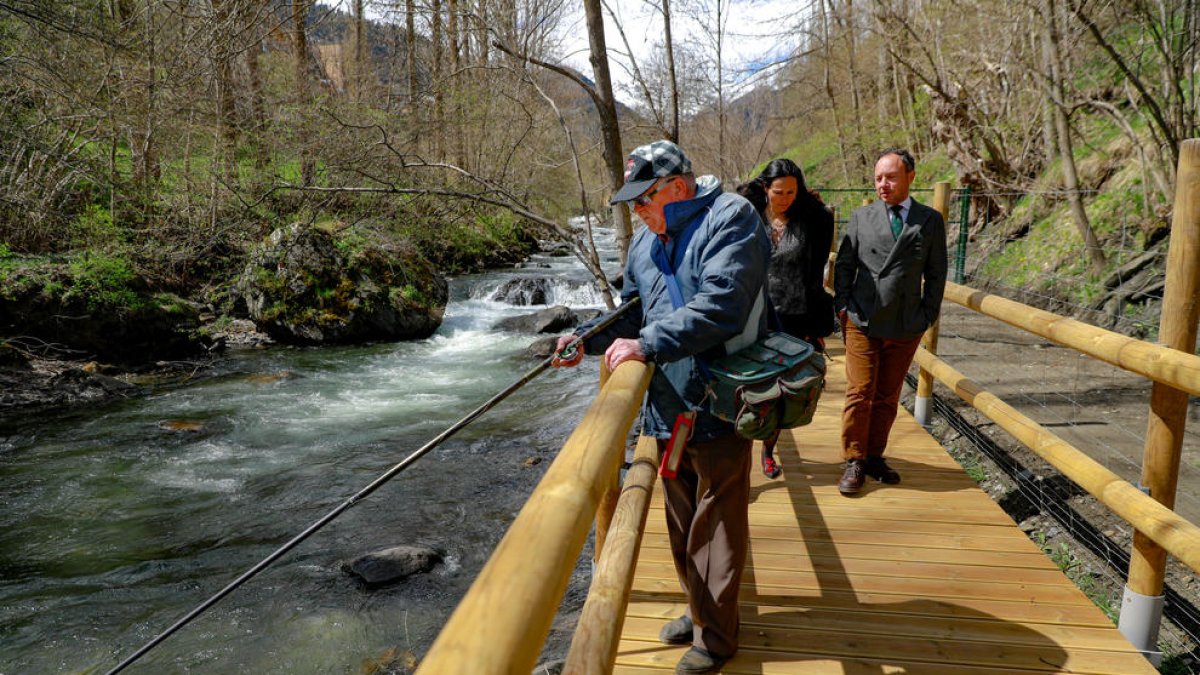 La cònsol de la Massana i el cap de Govern passejant pel camí ral.