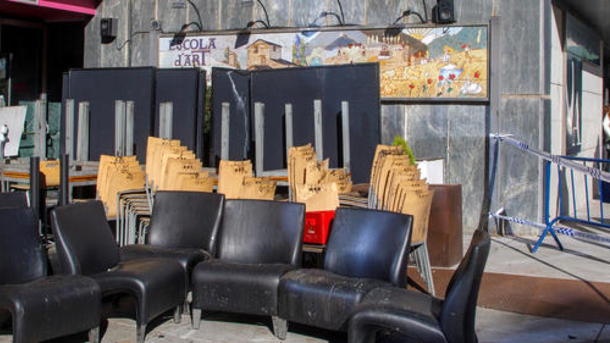 Alumnes de la Universitat d'Andorra observant la retirada de material ahir al matí.