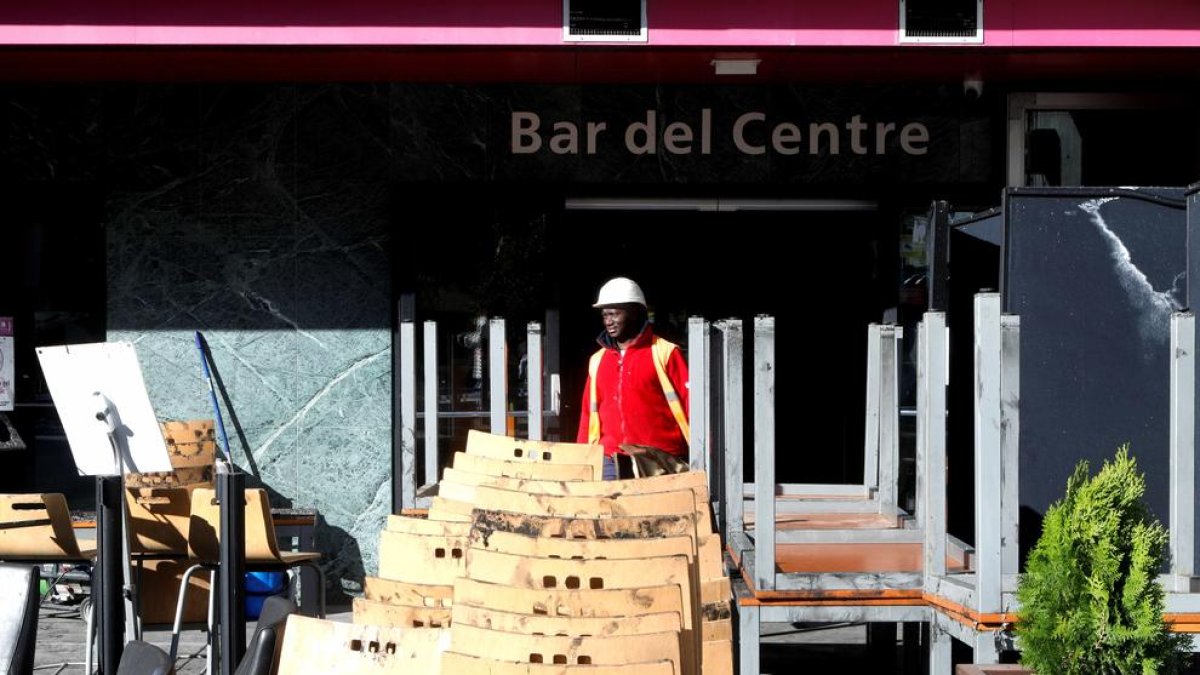 Treballs de neteja al Centre Cultural Lauredià