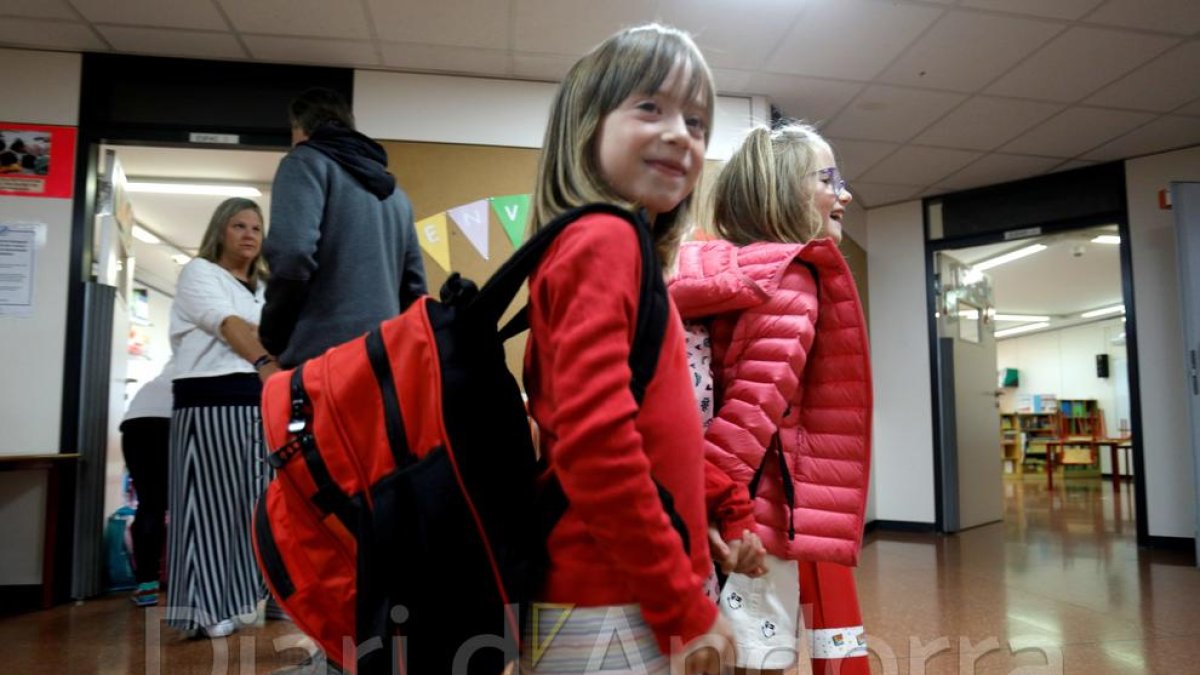 Dues alumnes de l'escola andorrana d'Encamp contentes avui amb l'inici de curs