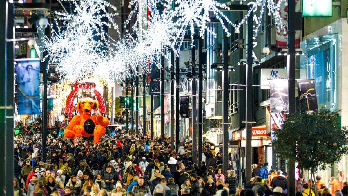 Centenars de persones a l'avinguda Meritxell, ahir a la tarda.