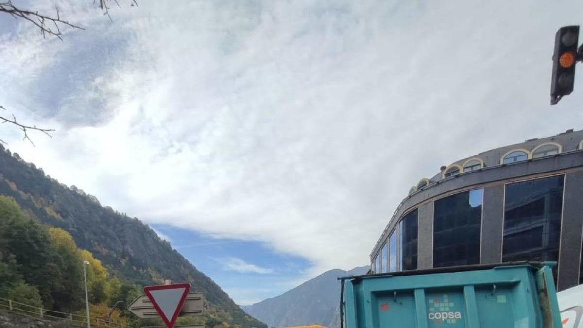 El xoc ha estat entre dos camions i un autobús