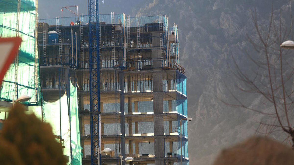 Un edifici en construcció al centre d'Escaldes-Engordany.