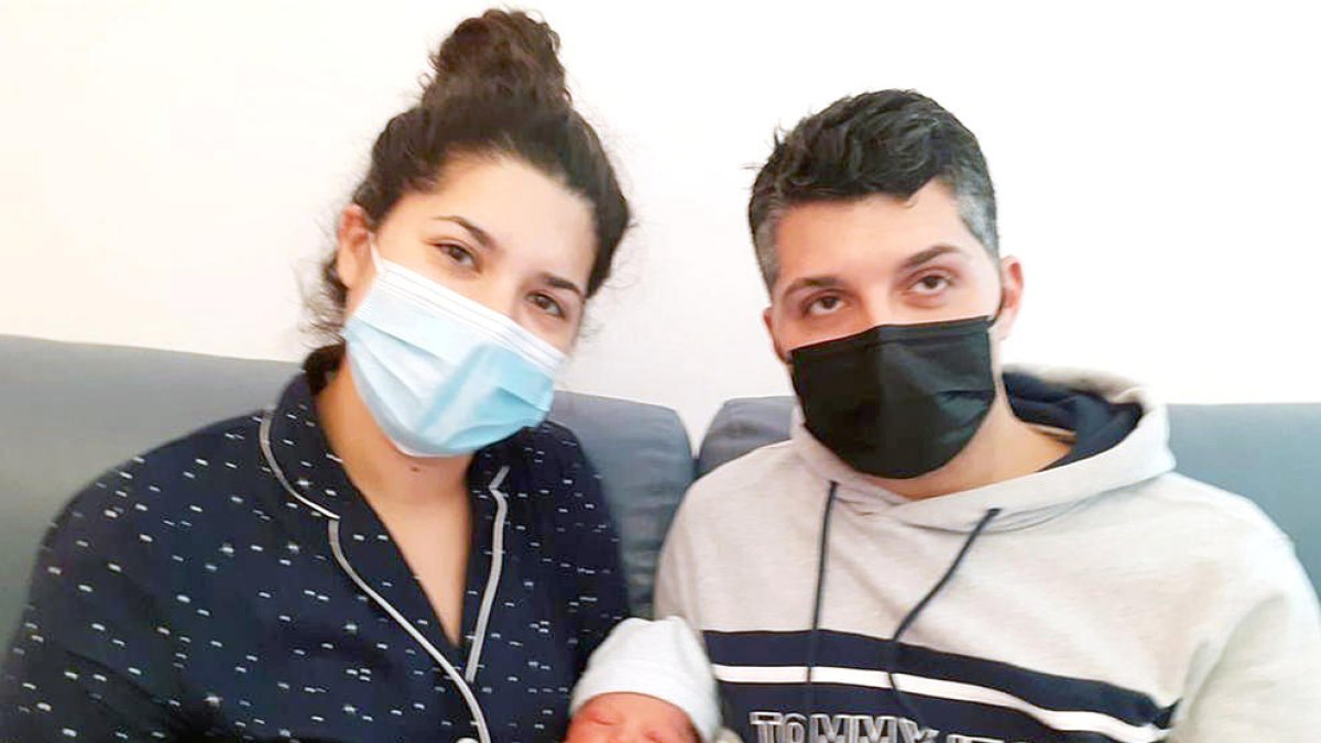 El primer nadó de l'any 2022 amb els seus pares a l'hospital de Meritxell.