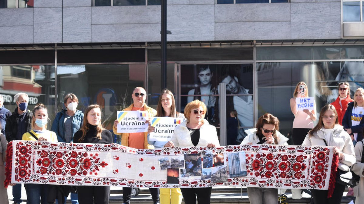 Concentració en contra de la guerra a l'avinguda Meritxell, ahir al migdia.