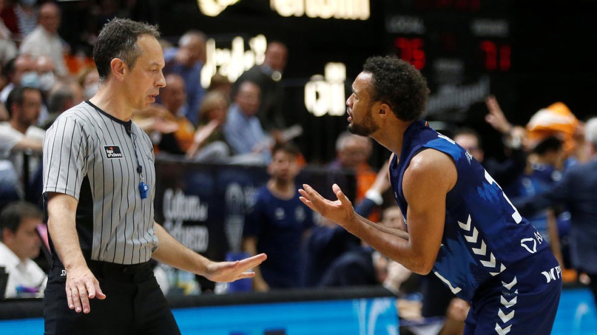 Clevin Hannah protesta una acció a l'àrbitre Carlos Cortés.