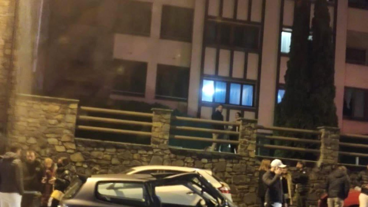 Un conductor ferit en xocar amb dos vehicles