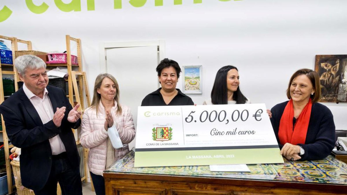 Entrega del xec per part de Carisma.