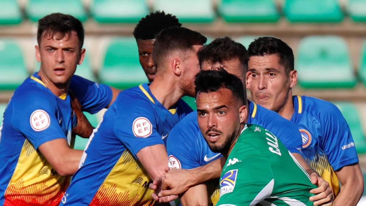 Els jugadors tricolors defensen un córner a la Ciudad Deportiva Luis del Sol.