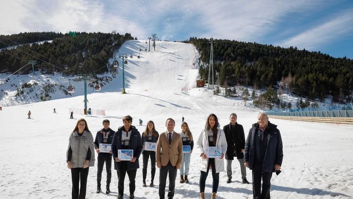 El cap de Govern i la ministra Riva amb els esportistes de Pequín