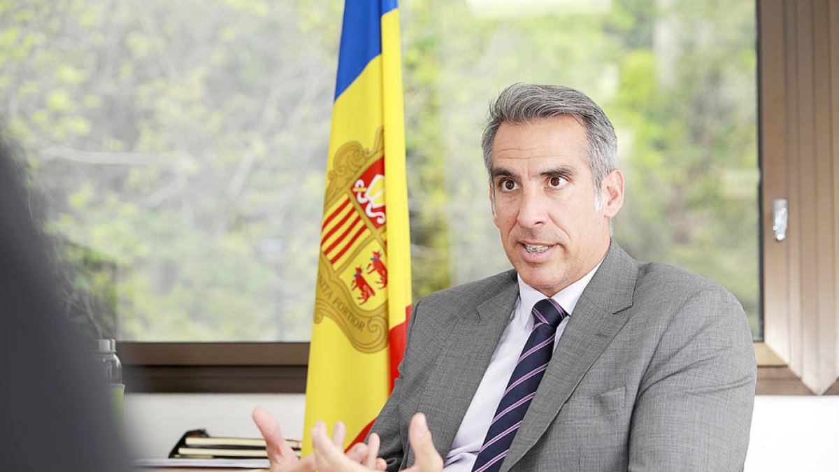 César Marquina al seu despatxa l'edifici administratiu de Govern.