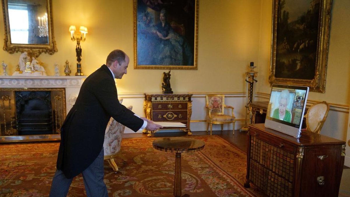 Carles Jordana presenta les credencials a la trobada telemàtica amb Isabel II