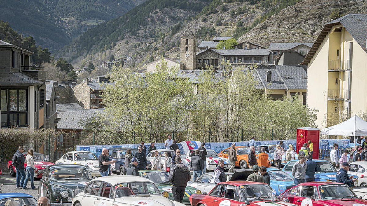 Alguns dels vehicles participants, a Ordino.