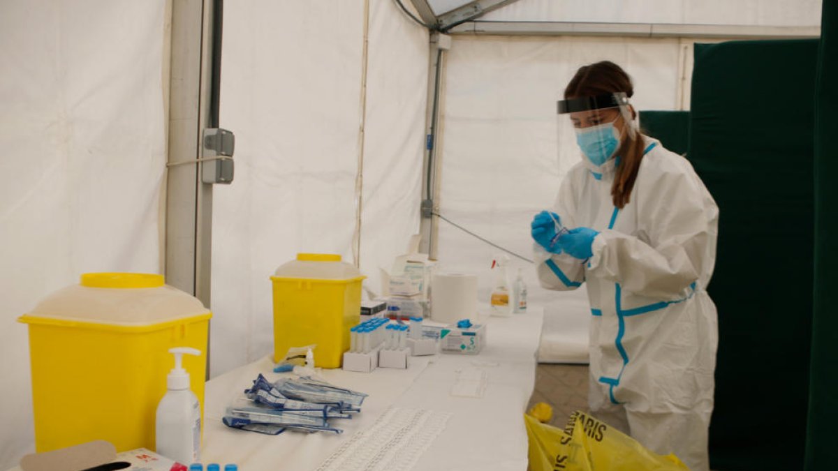 Una infermera amb els antígens fets al punt de proves instal·lat a Manresa.
