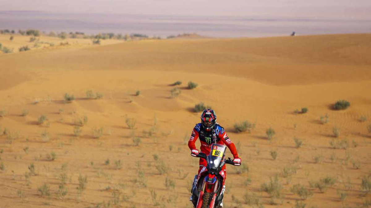 El pilot resident a Andorra amb la seva Honda, ahir.