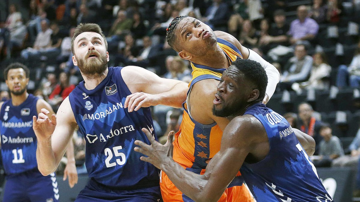 Jelinek i Olumuyiwa lluiten en una acció del partit de dissabte amb el valencianista Jasiel Rivero.