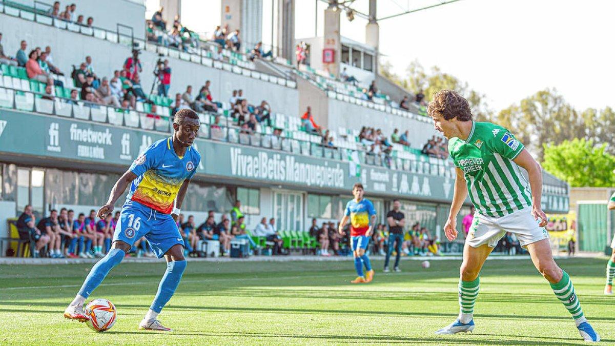 Zourdine intenta superar un rival a Sevilla.
