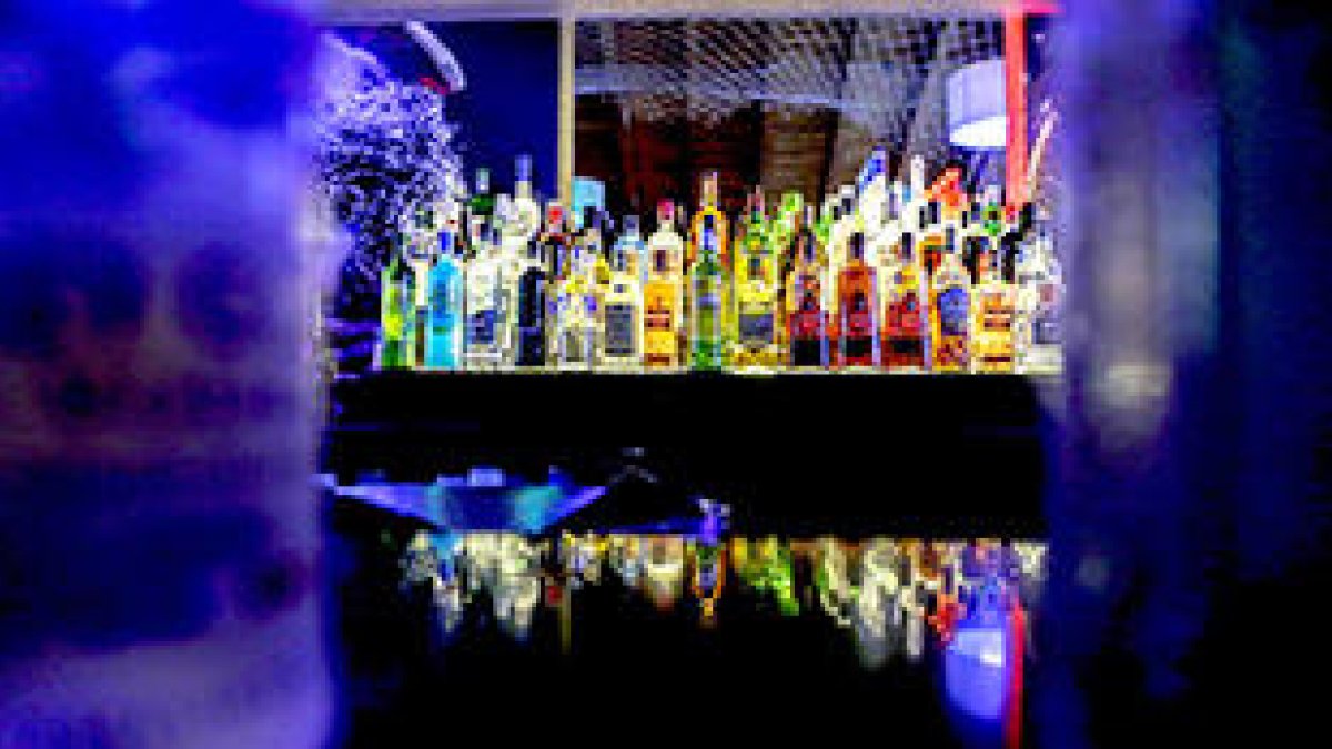 Un local d'oci nocturn.