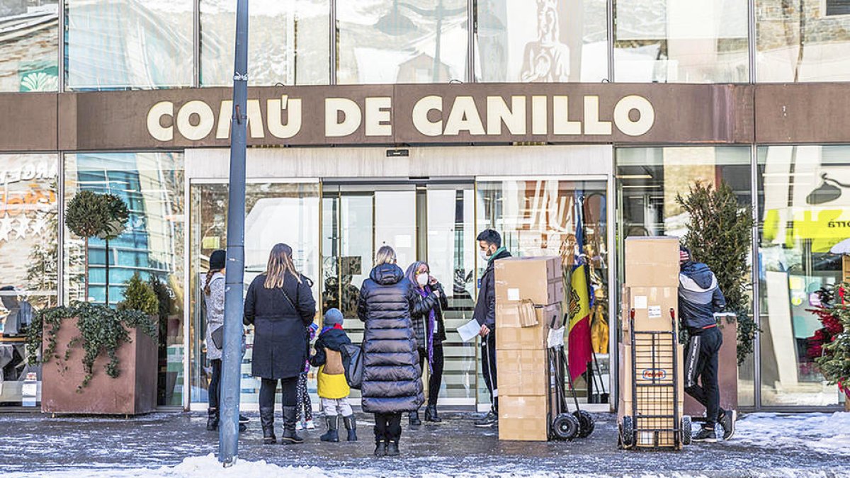 Membres d'Objectiu Comú davant el comú de Canillo.
