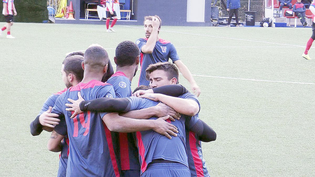 Els jugadors del Penya celebren un gol.