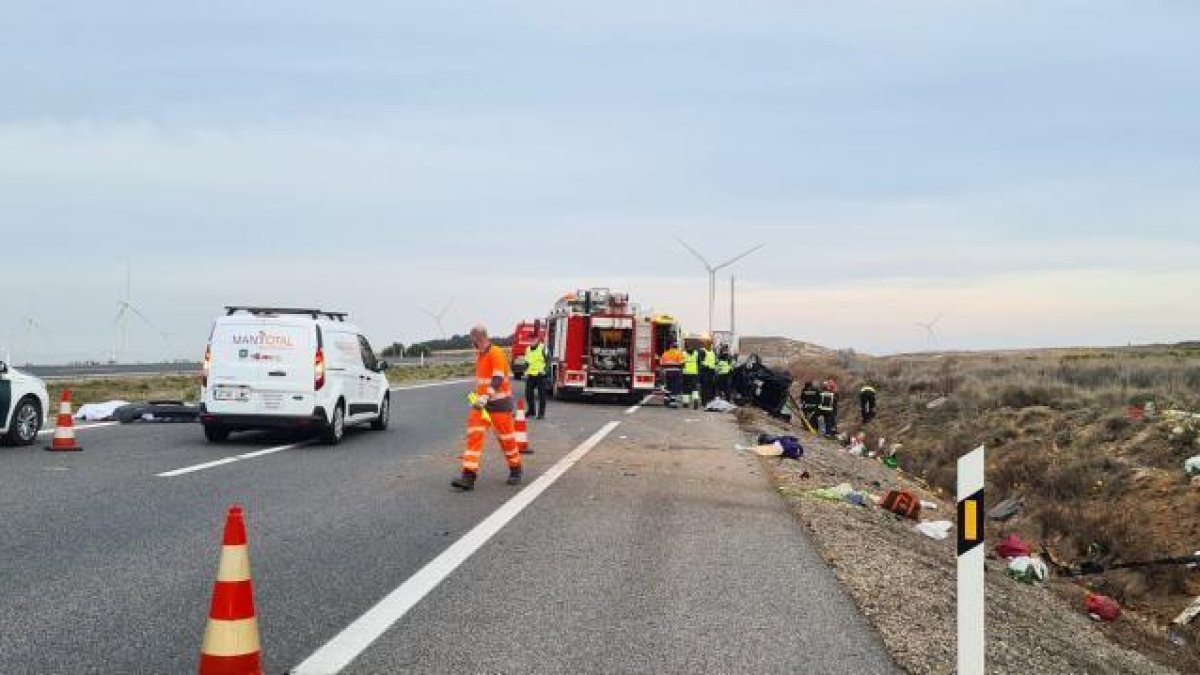 Guàrdia Civil i bombers treballen al costat del vehicle accidentat.