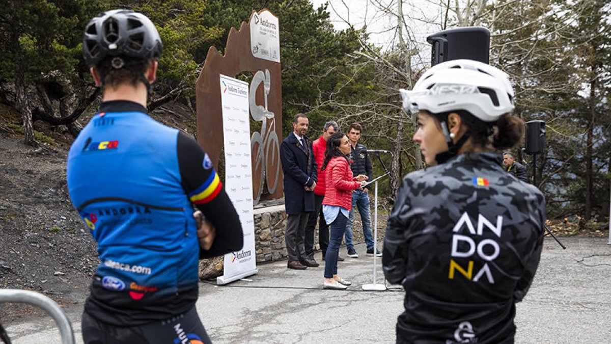 Inauguració d'una escultura ciclsita a la Colla de Beixalís.