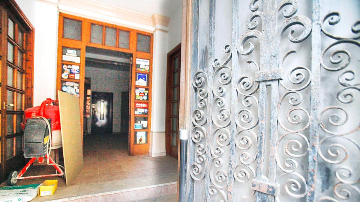 L'edifici que fins a final del 2003 va ser un hotel.