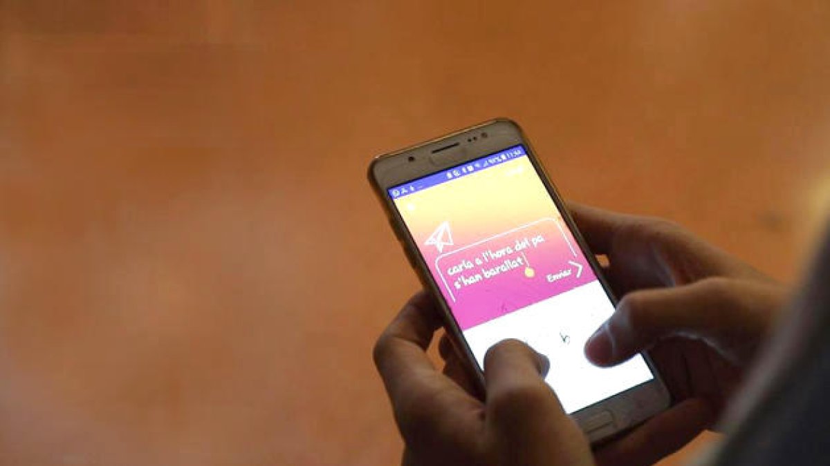 Un estudiant amb l'app per denunciar assetjament.