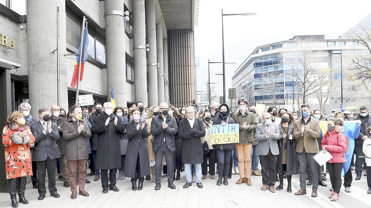 La concentració convocada per Govern va aplegar més d'un centenar de persones.