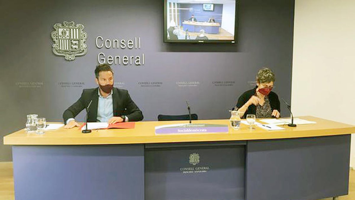 Pere López i Susanna Vela durant la roda de premsa.