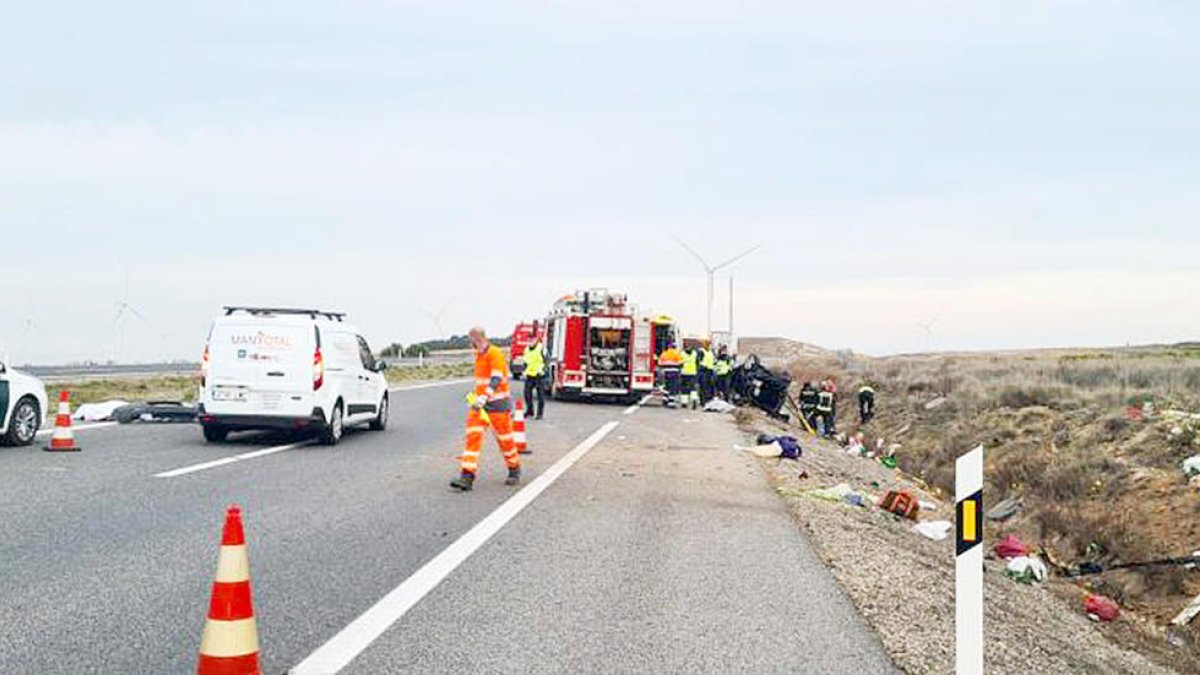 Equips d'emergència prop del vehicle accidentat.