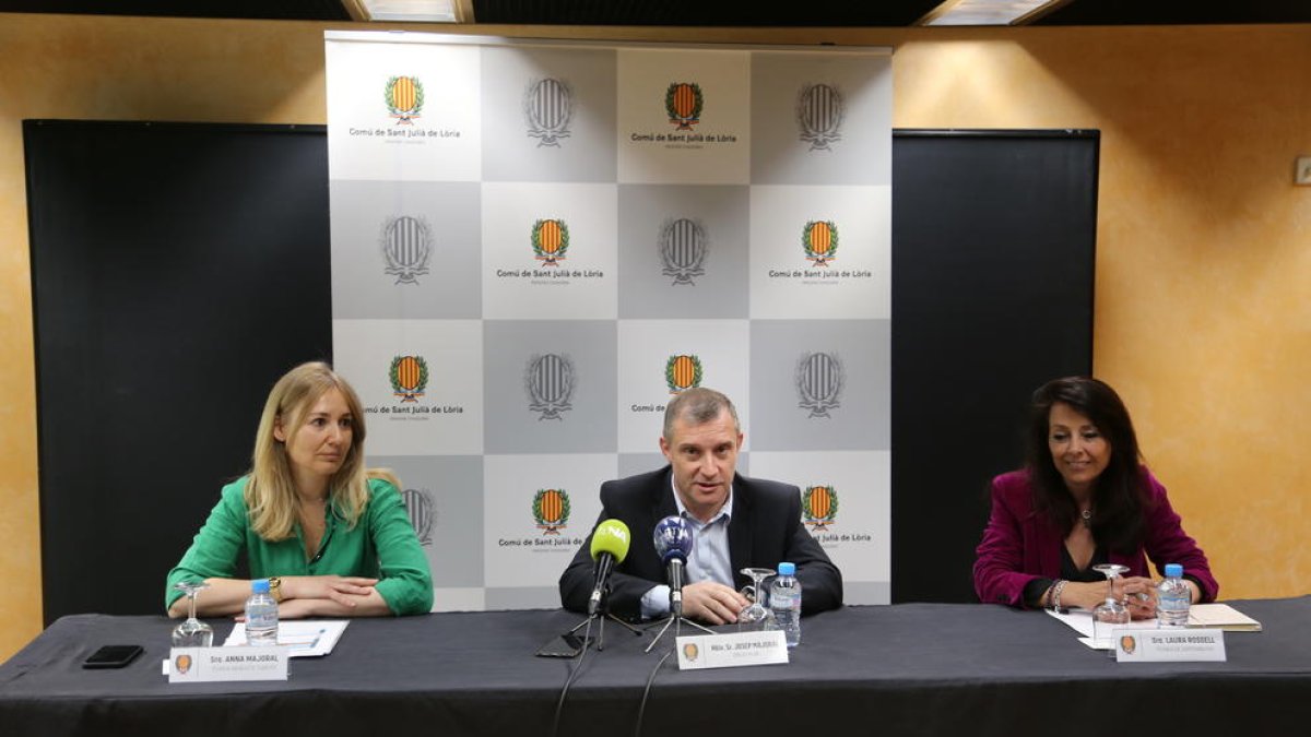 Les autoritats durant la roda de premsa de presentació de l'acte