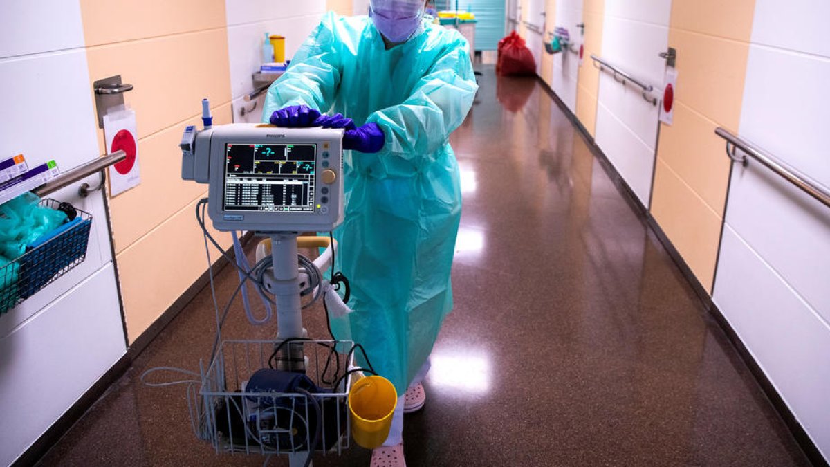 Una professional sanitària a la planta Covid.