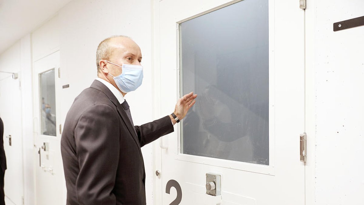 El ministre a la porta d'un calabós de la seu de la Justícia.