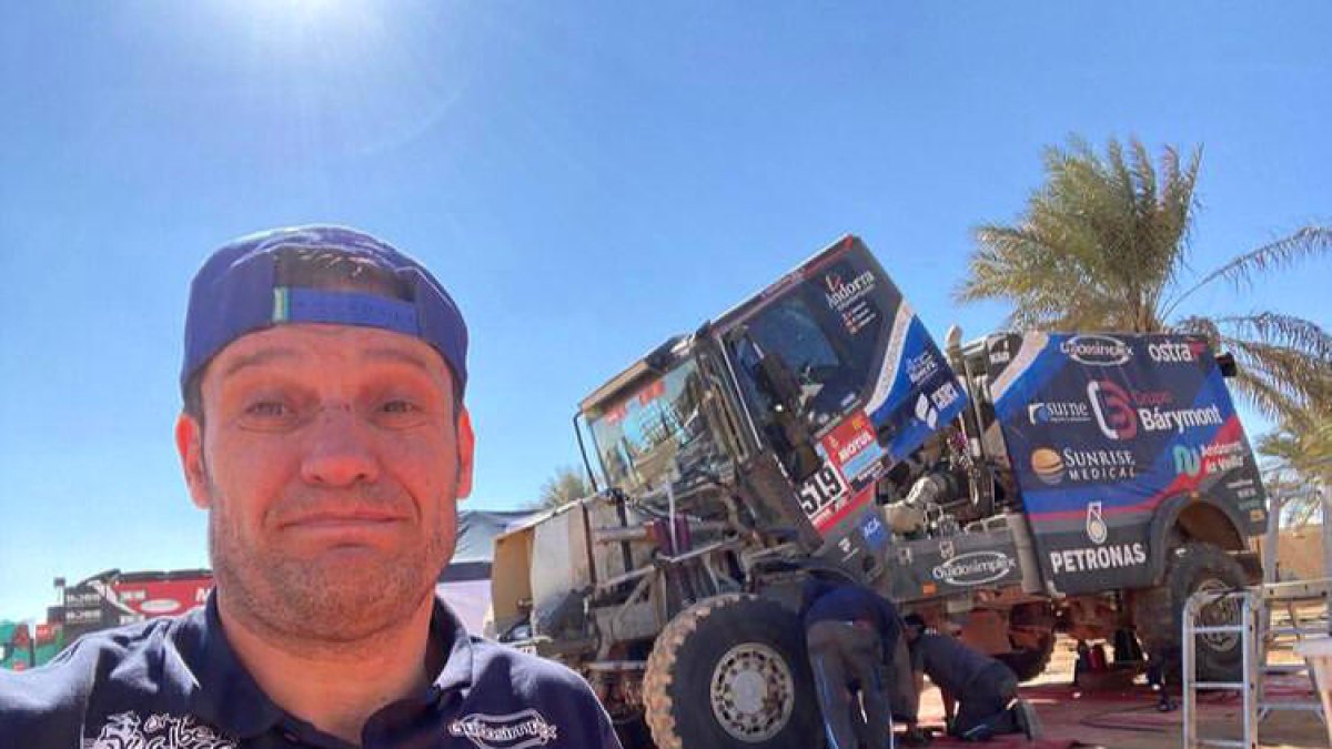 Albert Llovera posa mentre els seus mecànics treballen per reparar el seu vehicle.