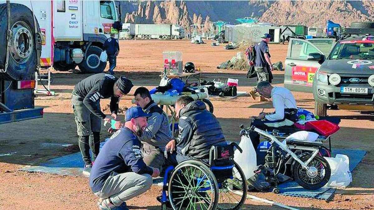 Albert Llovera va seguir amb atenció els treballs dels mecànics de l'equip.