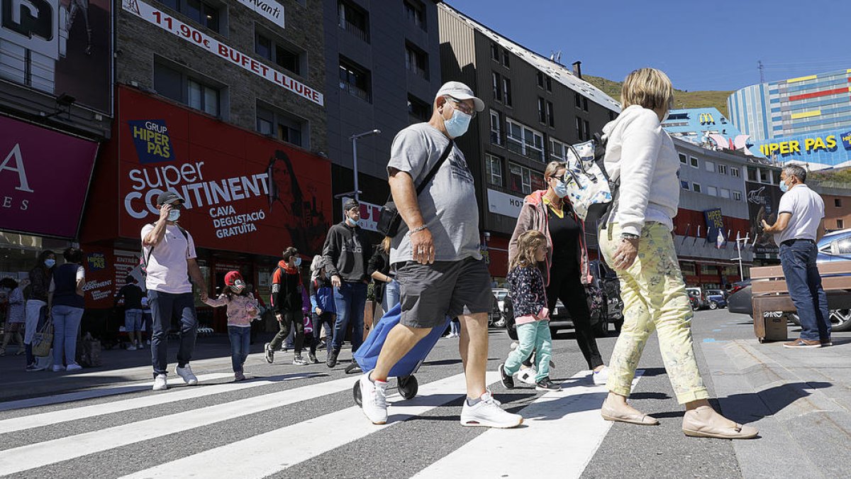 Turistes al Pas de la Casa, l'estiu de l'any passat.