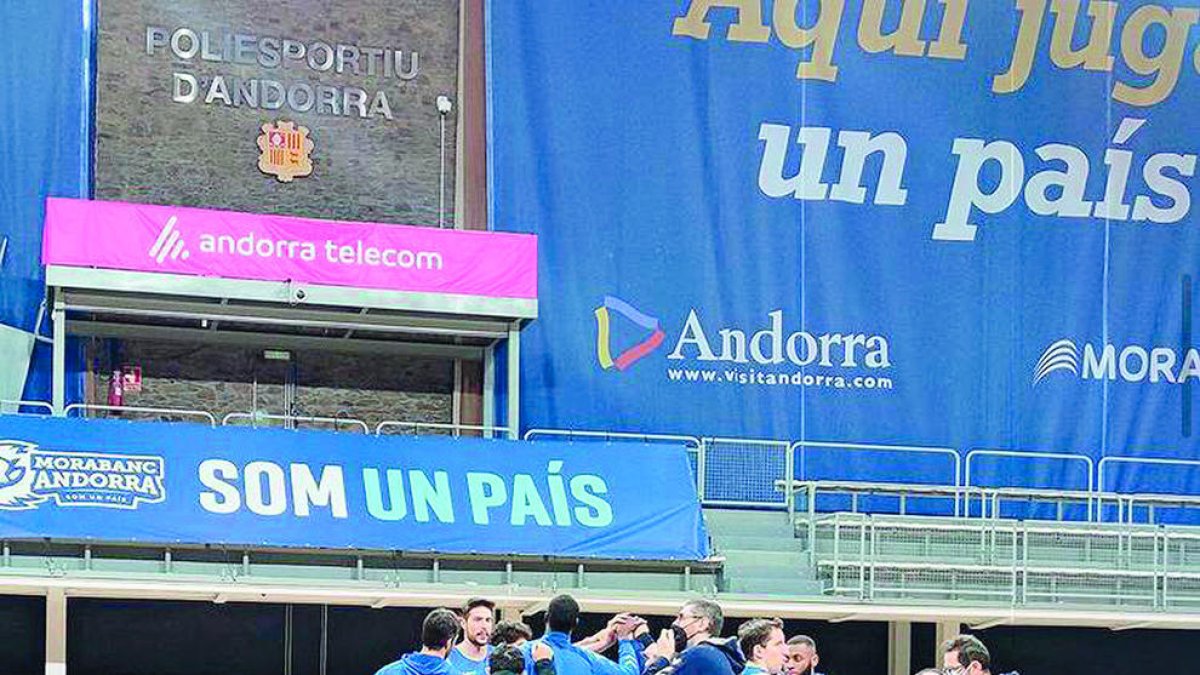 L'equip es va poder exercitar en grup al Poliesportiu.