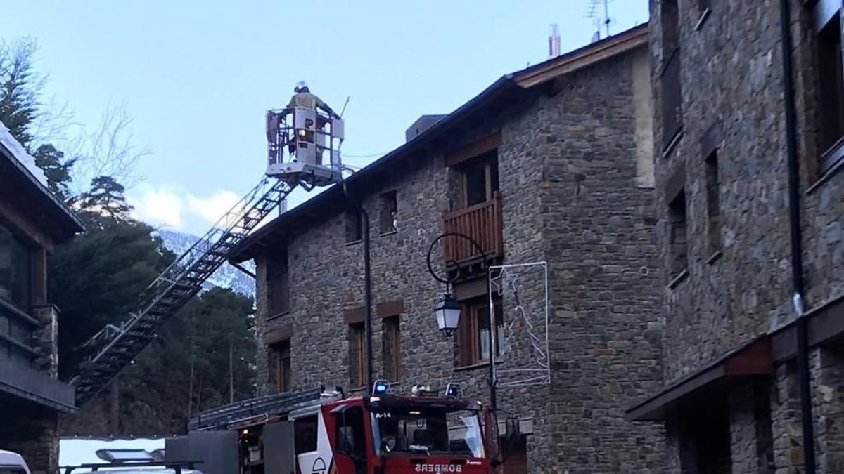 Els bombers treballant a l'habitatge incendiat a la Clota Verda