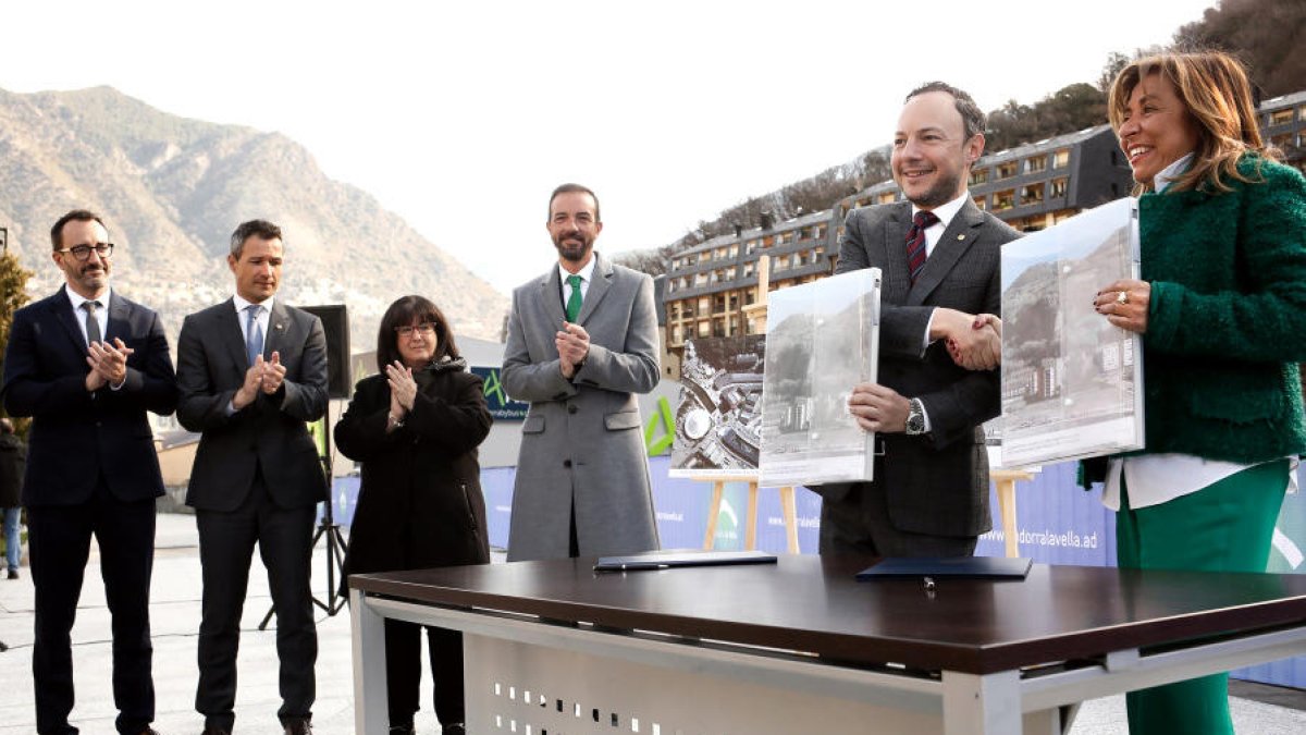 Autoritats en l'acte d'oficialització de la cessió del terreny de la Borda Nova.