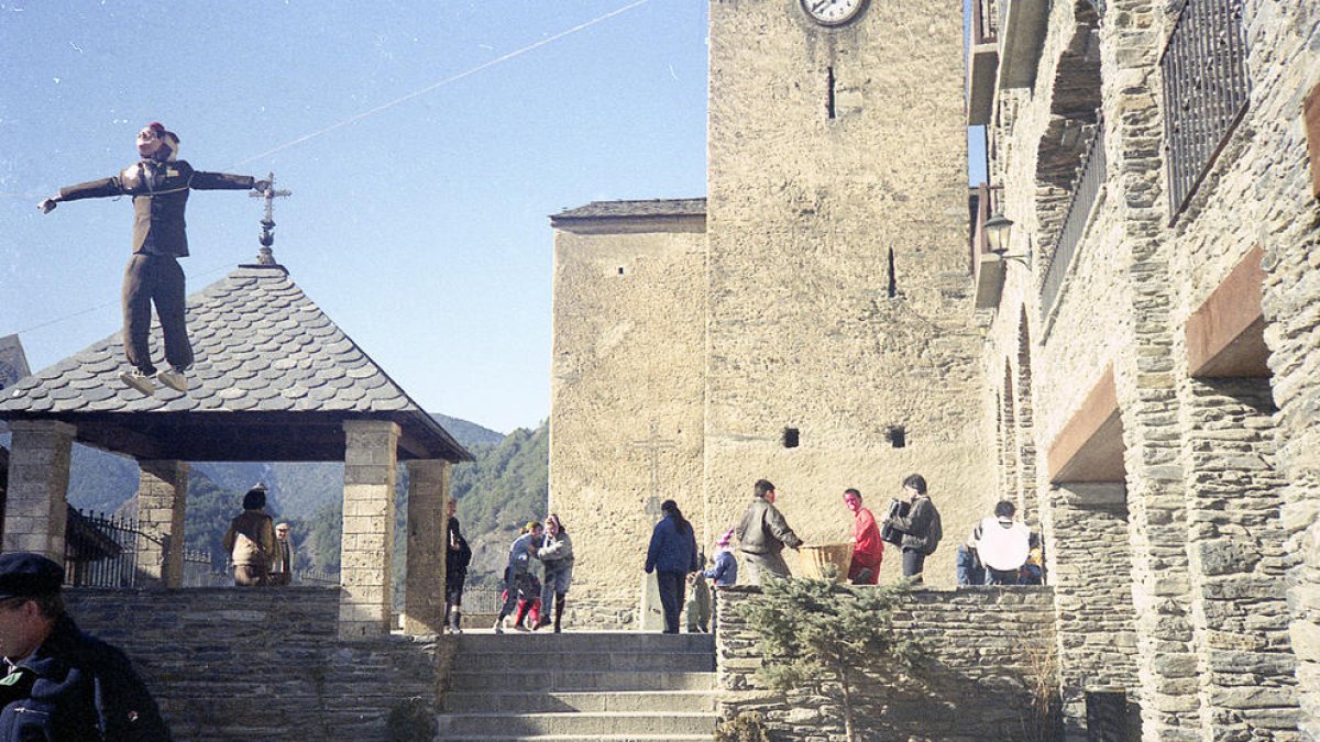 El Carnestoltes penjat a la plaça Major l'any 1989.